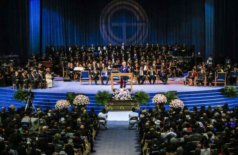 El expresidente de los Estados Unidos Bill Clinton habla durante el funeral de la cantante estadounidense Aretha Franklin en el Templo Greater Grace en Detroit.