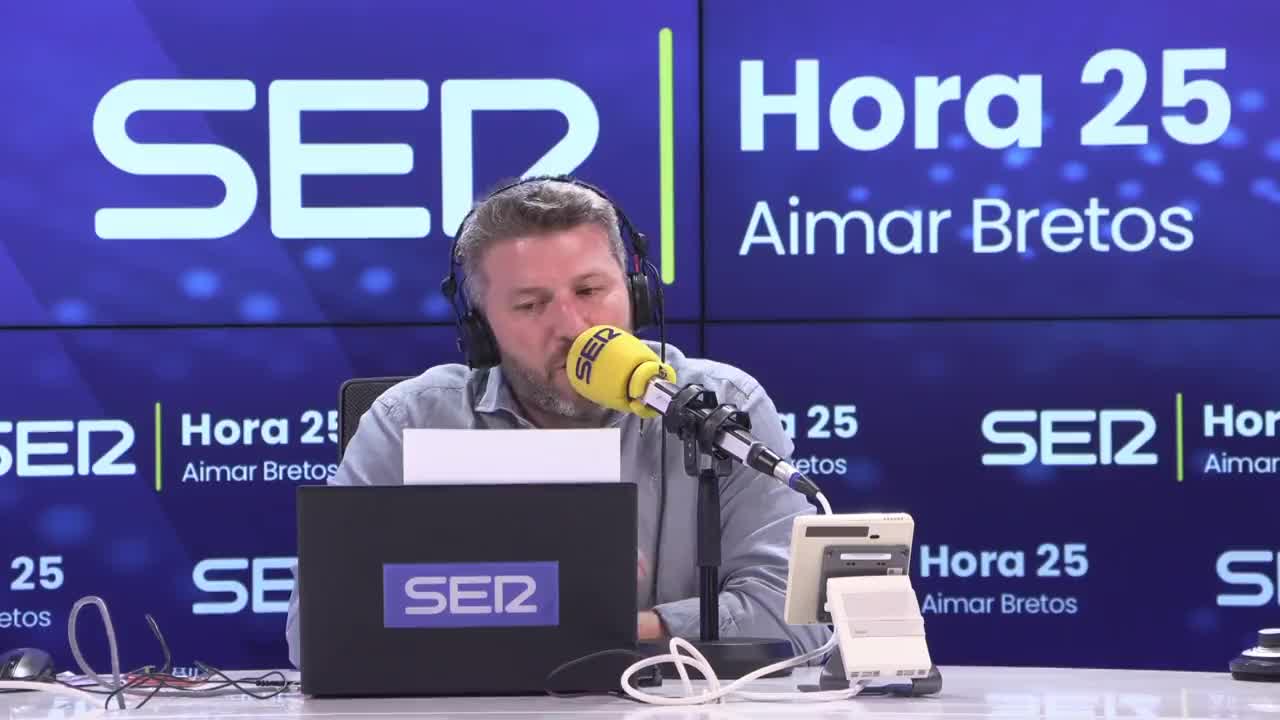 Aimar Bretos en los estudios centrales de la Cadena SER.