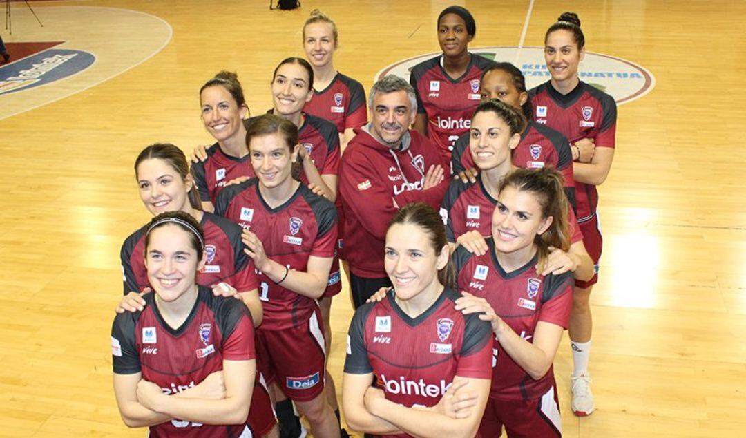 Las jugadoras y el técnico vasco, en la previa del partido.