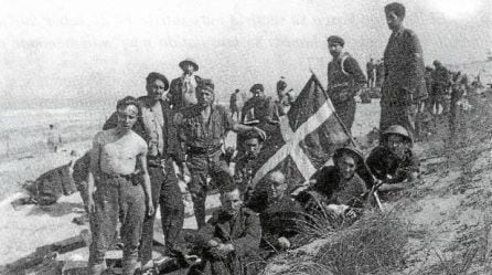 Un grupo de gudaris posa en el frente de guerra para hacerse una fotografía