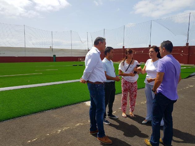 La alcaldesa de Arrecife junto los concejales Roy González y Alfredo Mendoza supervisando los trabajos.