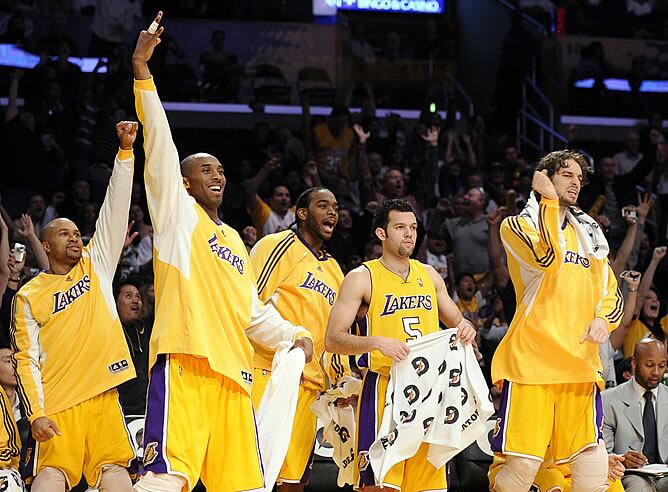 Los jugadores de los Lakers celebran el triunfo