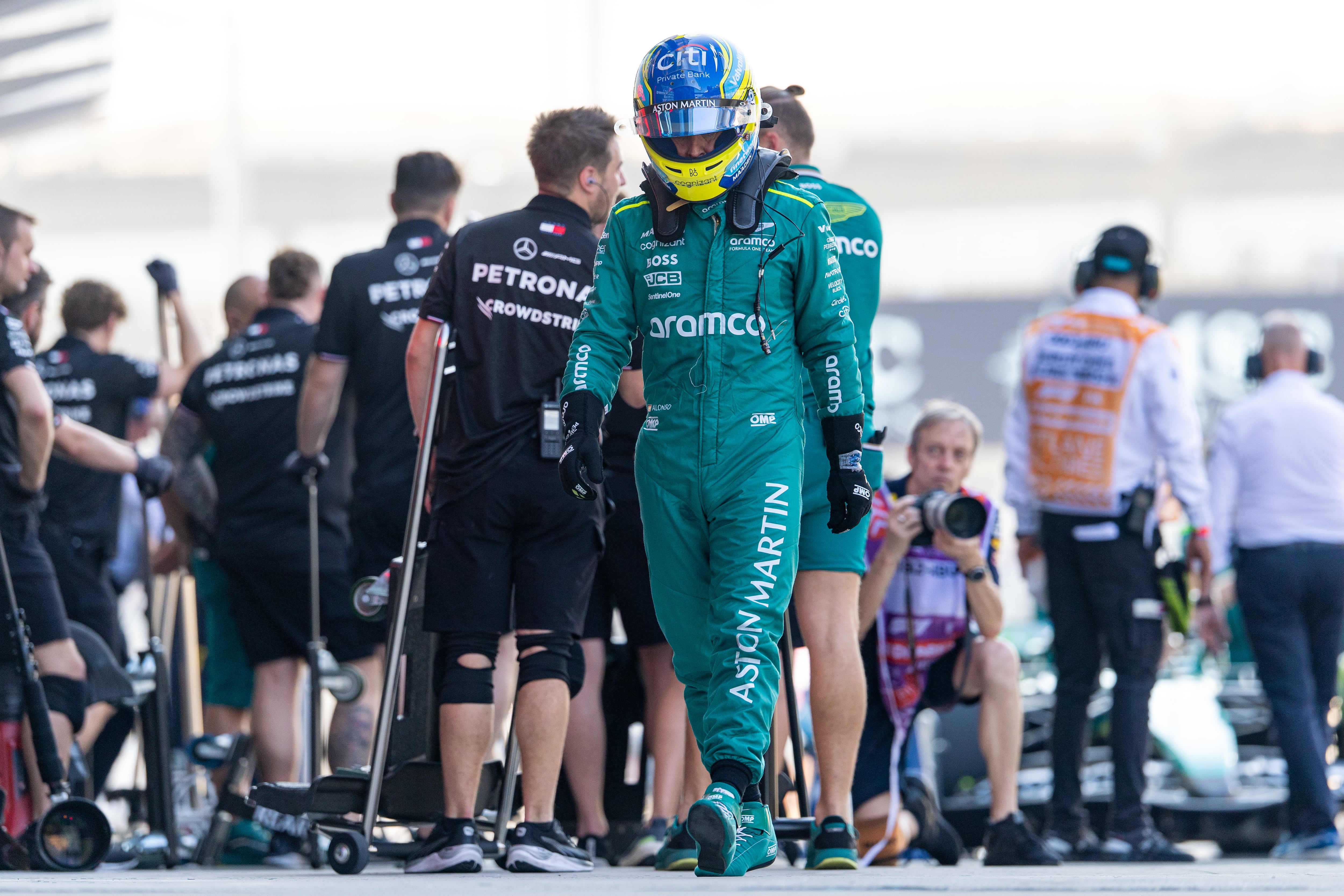 Fernando Alonso pasea por el &#039;pit lane&#039; del GP de Abu Dhabi