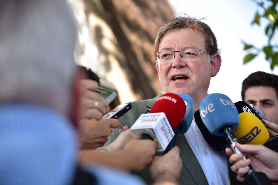 Foto de archivo: El president de la Generalitat Valenciana, Ximo Puig, atiende a los medios de comunicación antes del encuentro con empresarios en València