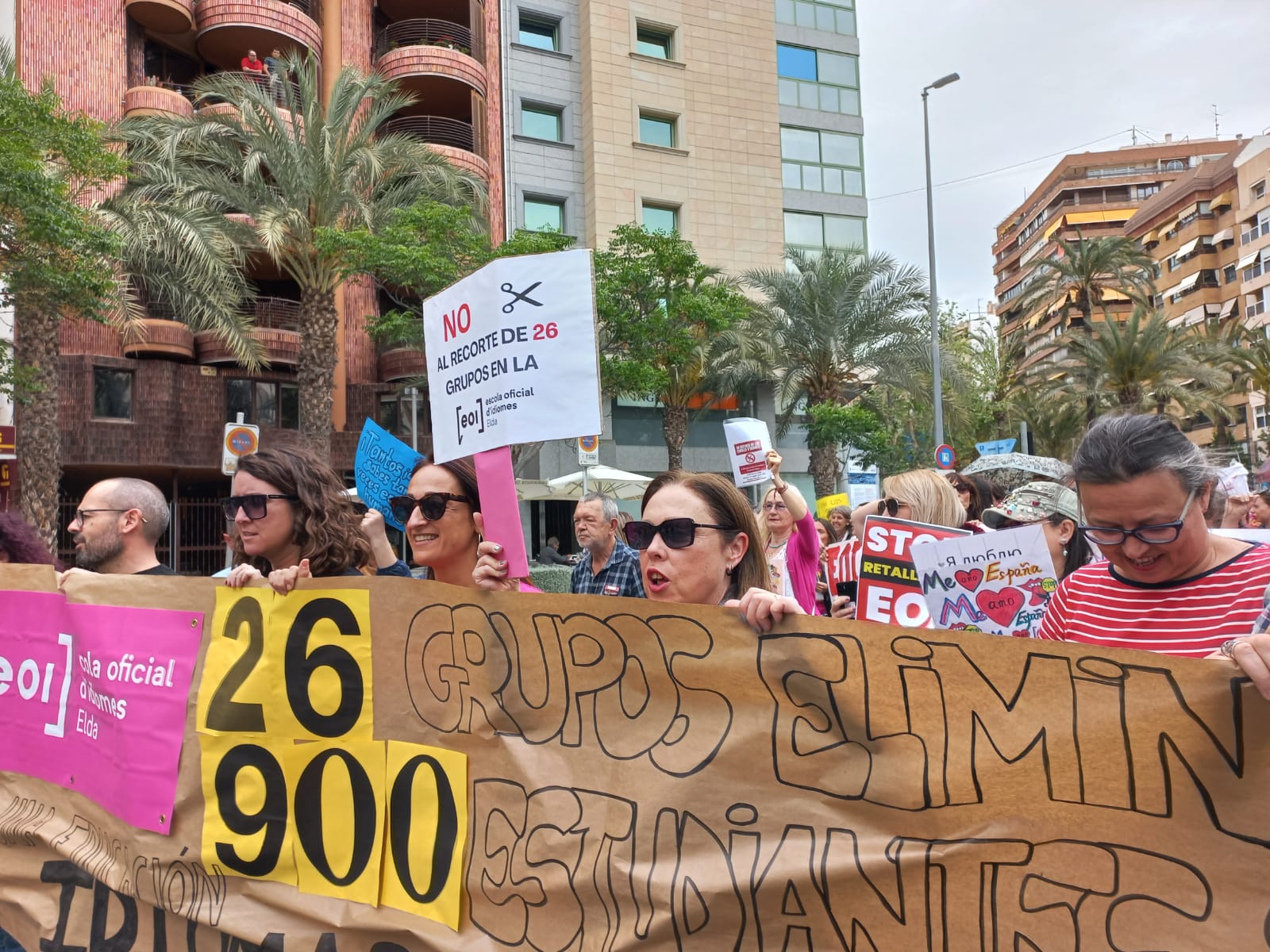 Las EOI de la provincia visibilizan su rechazo a los recortes planteados por el gobierno valenciano en la manifestación del 1 de mayo en Alicante