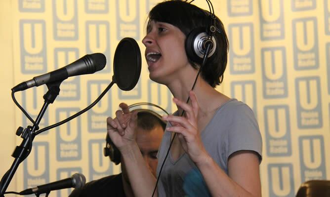 Junto a Jorge Flo, Javier Rioyo y Juanma Ortega repasamos las últimas novedades musicales. Contamos con la actuación en directo de 'Los Peces' que presentan su último trabajo 'Ocho brazos para abrazarte'