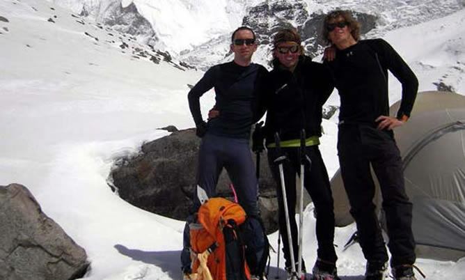 El montañero Iñaki Ochoa de Olza junto a otros dos compañeros en su expedición al Annapurna.