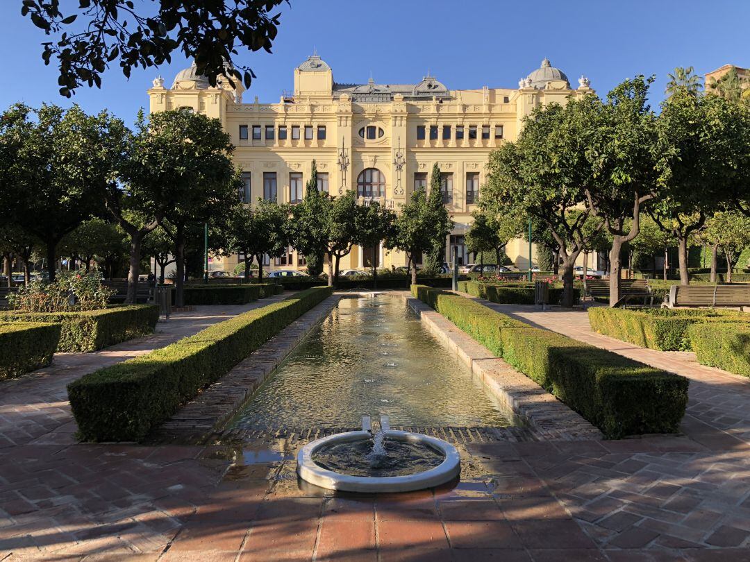 Ayuntamiento de Málaga desde los jardines de Puerta Oscura 