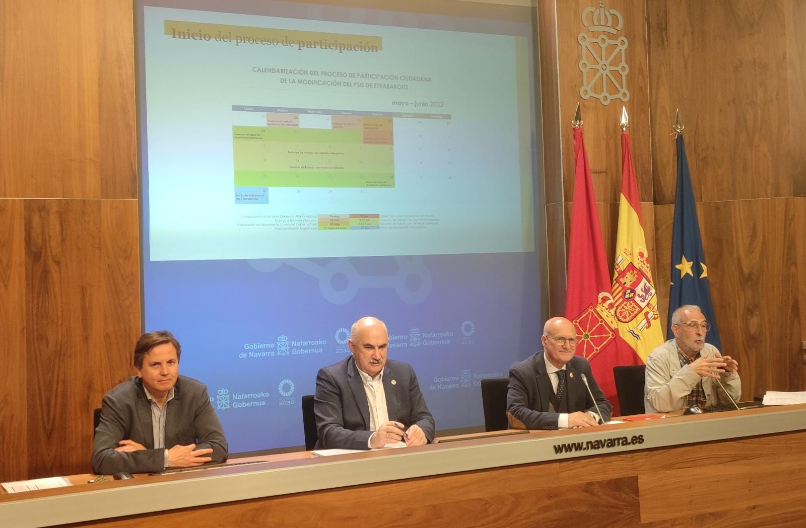 Los consejeros Aierdi y Ciriza, en el centro de la imagen, informan de las novedades en el PSIS de la urbanización de Etxabakoitz