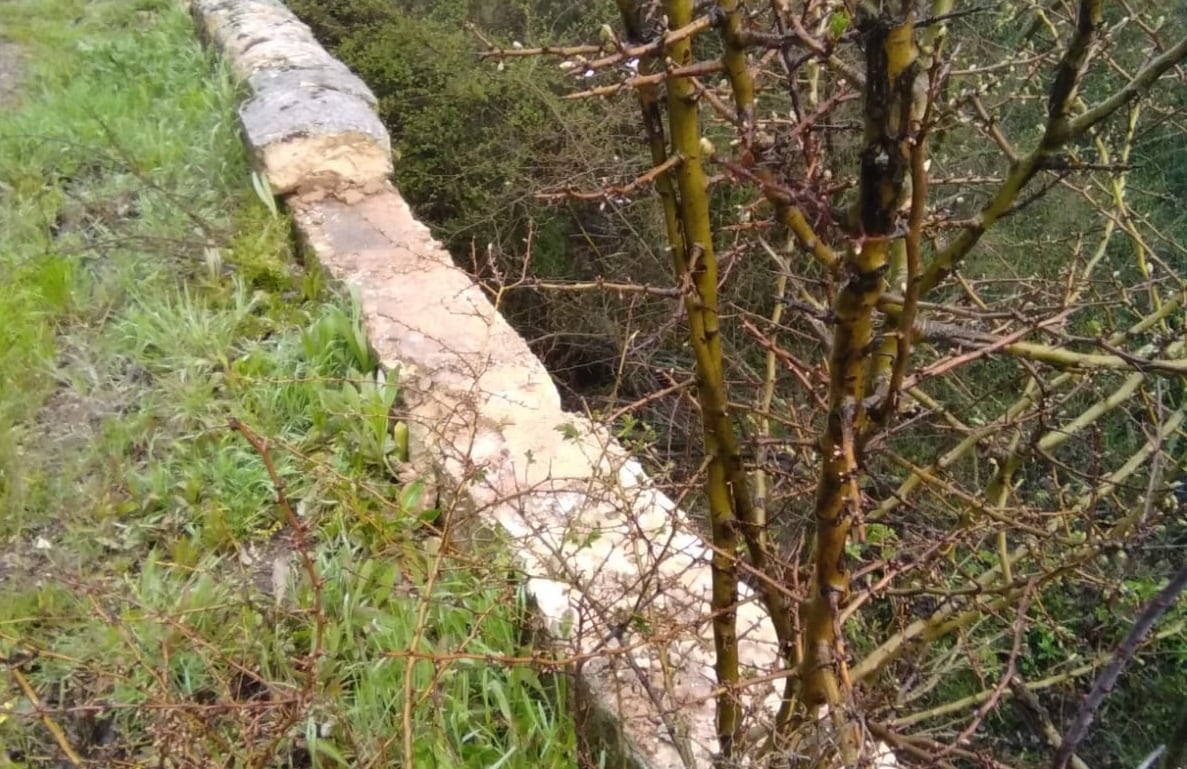 Se han sustraído alrededor de 30 piedras del puente antiguo, lo que pone en peligro a quienes habitualmente lo usan