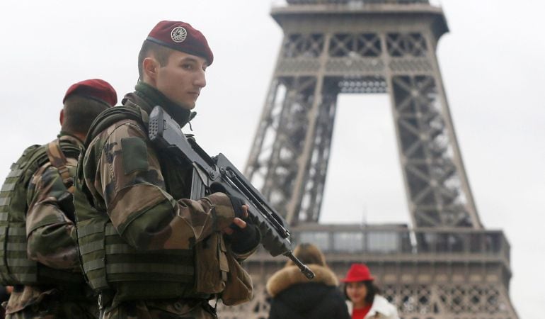 La policía francesa patrulla junto a la Torre Eiffel tras elevarse la alerta de seguridad en el país.