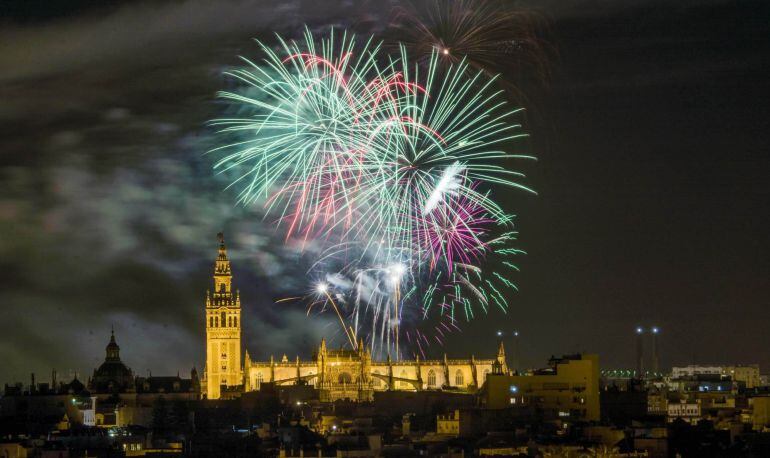 Imagen de archivo de fuegos artificiales para clausurar la Feria de Abril