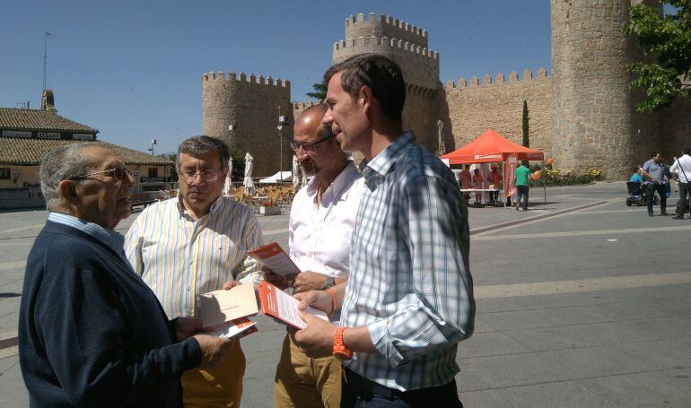 Diego Garzón y Luis Fuentes reparten publicidad electoral en la plaza de Santa Teresa