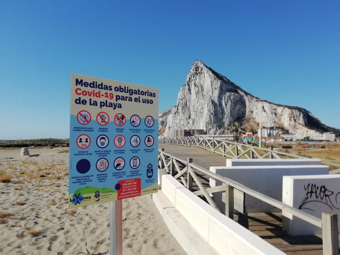 Panel Covid en la playa.