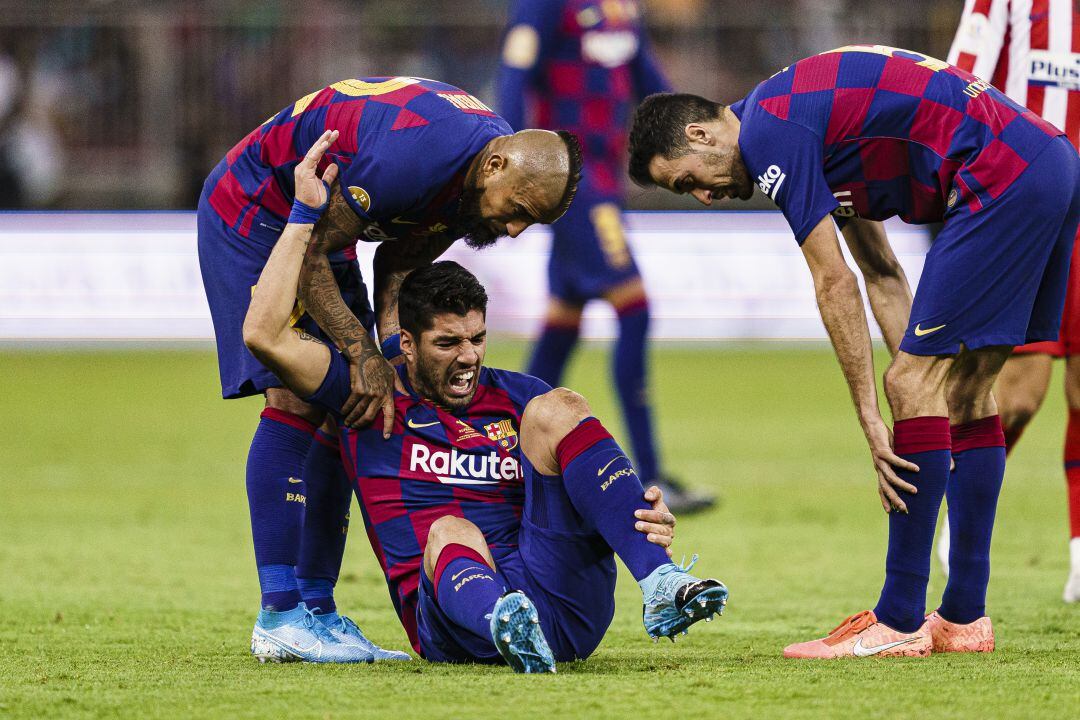 Luis Suárez, junto a Arturo Vidal y Leo Messi.
