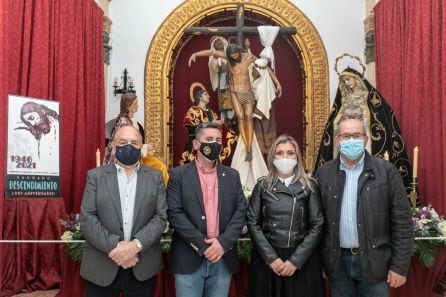 La vicealcaldesa de Alicante, Mª Carmen Sánchez, junto con el concejal de Seguridad, José Ramón González (i), en su visita a la Ermita el Altar de Culto de la Hermandad de Santa Cruz.