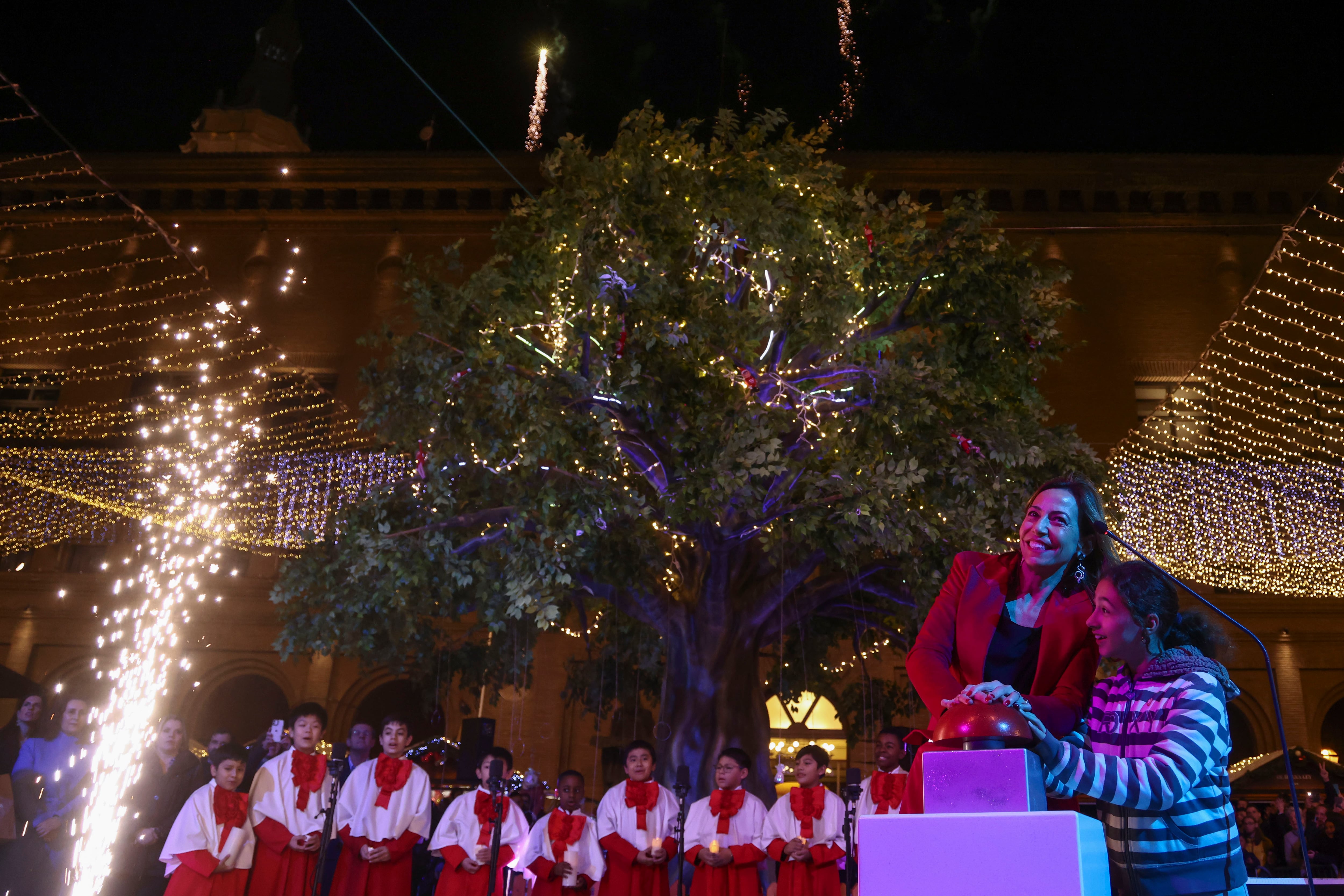 ZARAGOZA, 01/12/2023.- La alcaldesa de Zaragoza, Natalia Chueca (2d), participa, junto a la alcaldesa infantil Henar Chinchilla (d) en el encendido de las luces navideñas de Zaragoza este viernes. EFE/ Toni Galán
