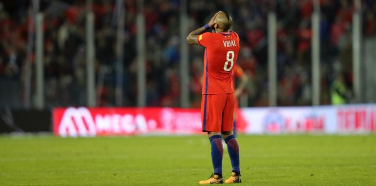 Arturo Vidal se lamenta 