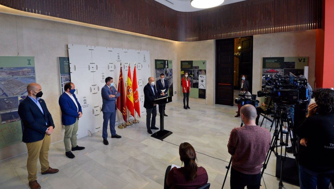 Rueda de prensa del alcalde de Murcia, José Antonio Serrano, acompañado del vicealcalde Mario Gómez, el presidente de la Federación de Peñas Huertanas, Juan Pablo Hernández; el presidente de la Agrupación Sardinera, José Antonio Sánchez; y concejales