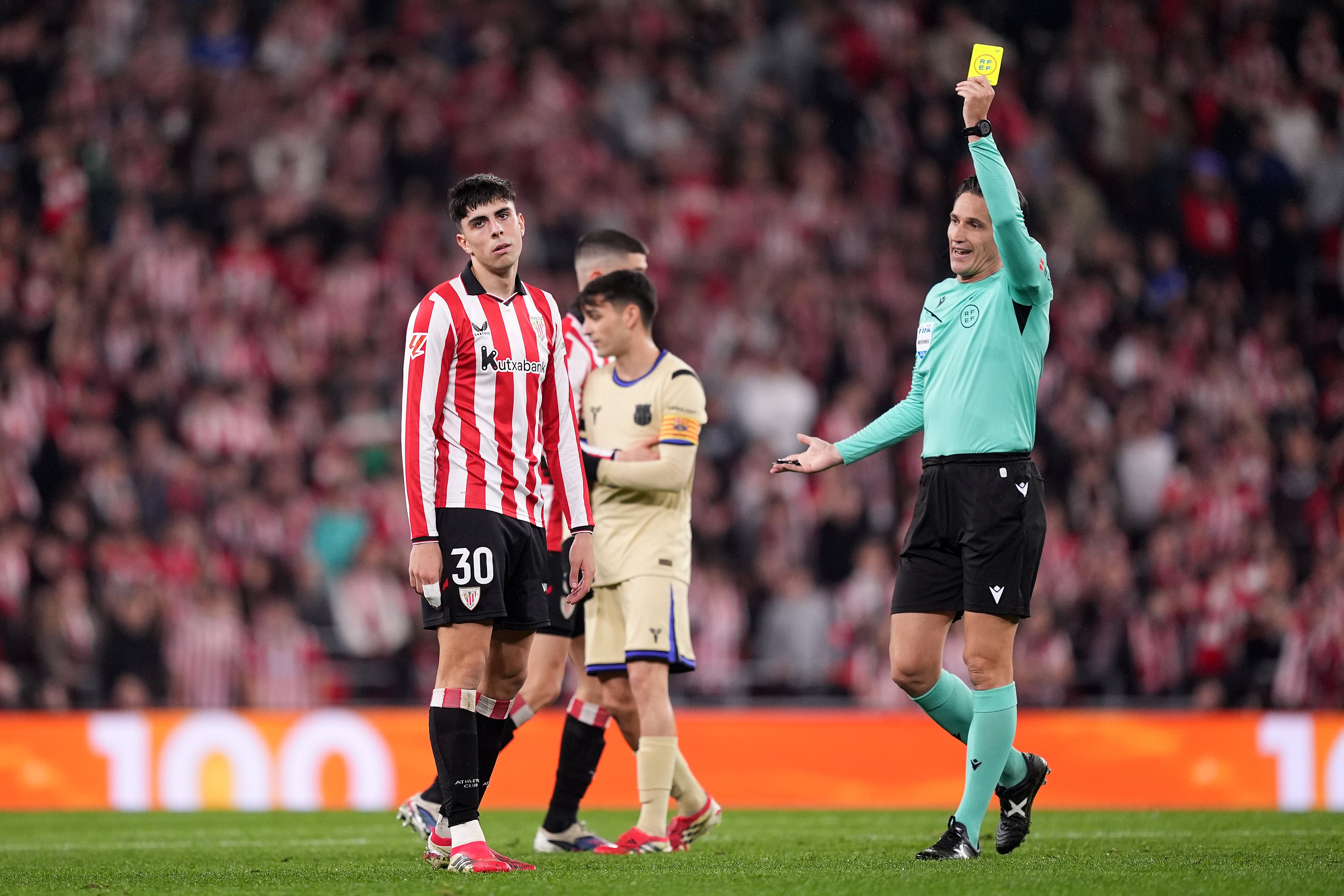 José Luis Munuera Montero saca tarjeta a Alejandro Rego