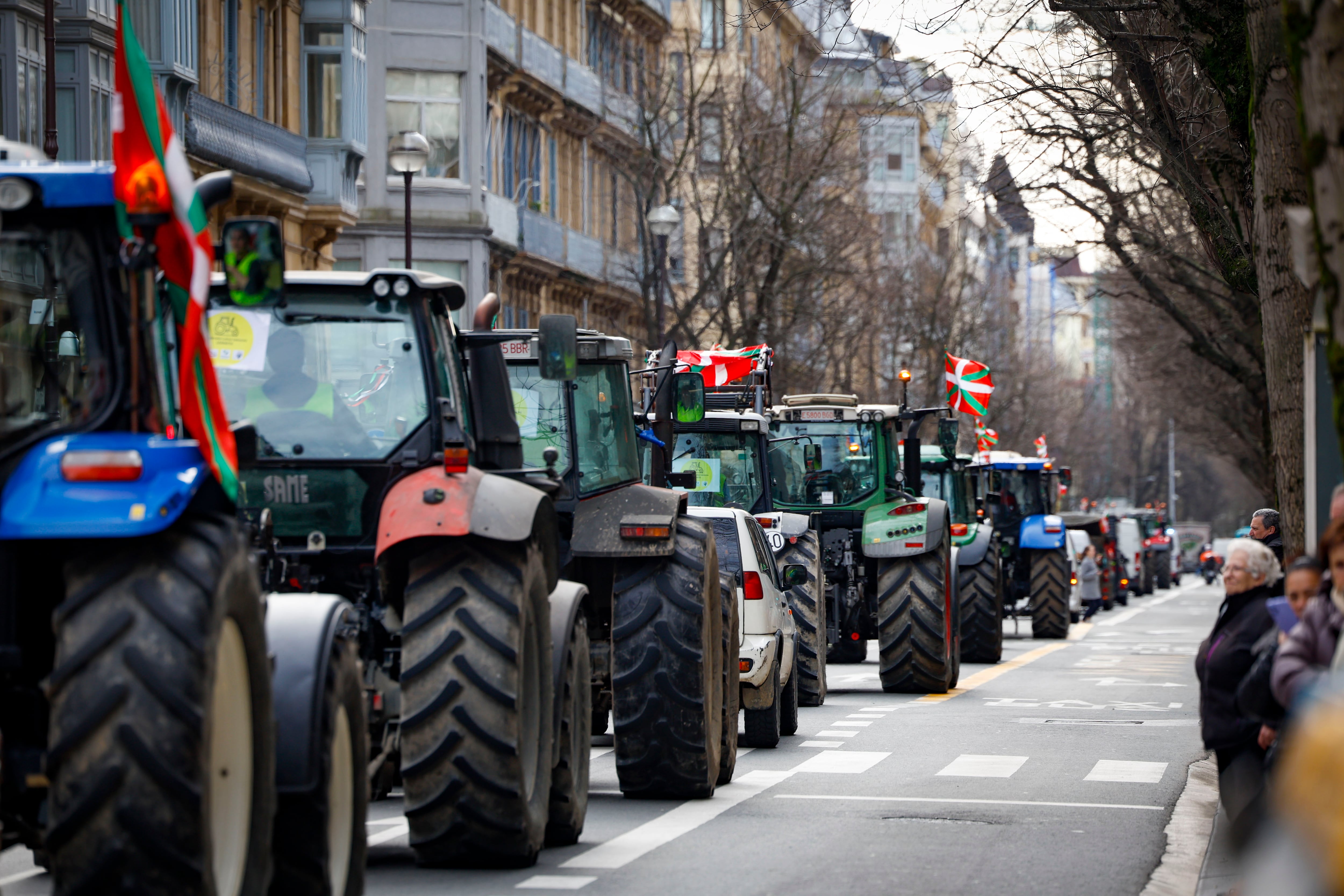 SAN SEBASTIÁN, 01/03/2024.- Los agricultores de Gipuzkoa han llevado este viernes sus tractores a Donostia para llegar a las Juntas Generales en la primera gran movilización apoyada por las principales organizaciones agrarias del territorio. EFE/Javier Etxezarreta
