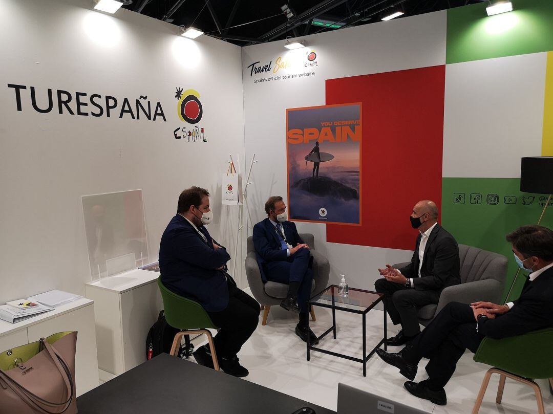 El delegado municipal de Turismo, Antonio Muñoz, con responsables de Turespaña