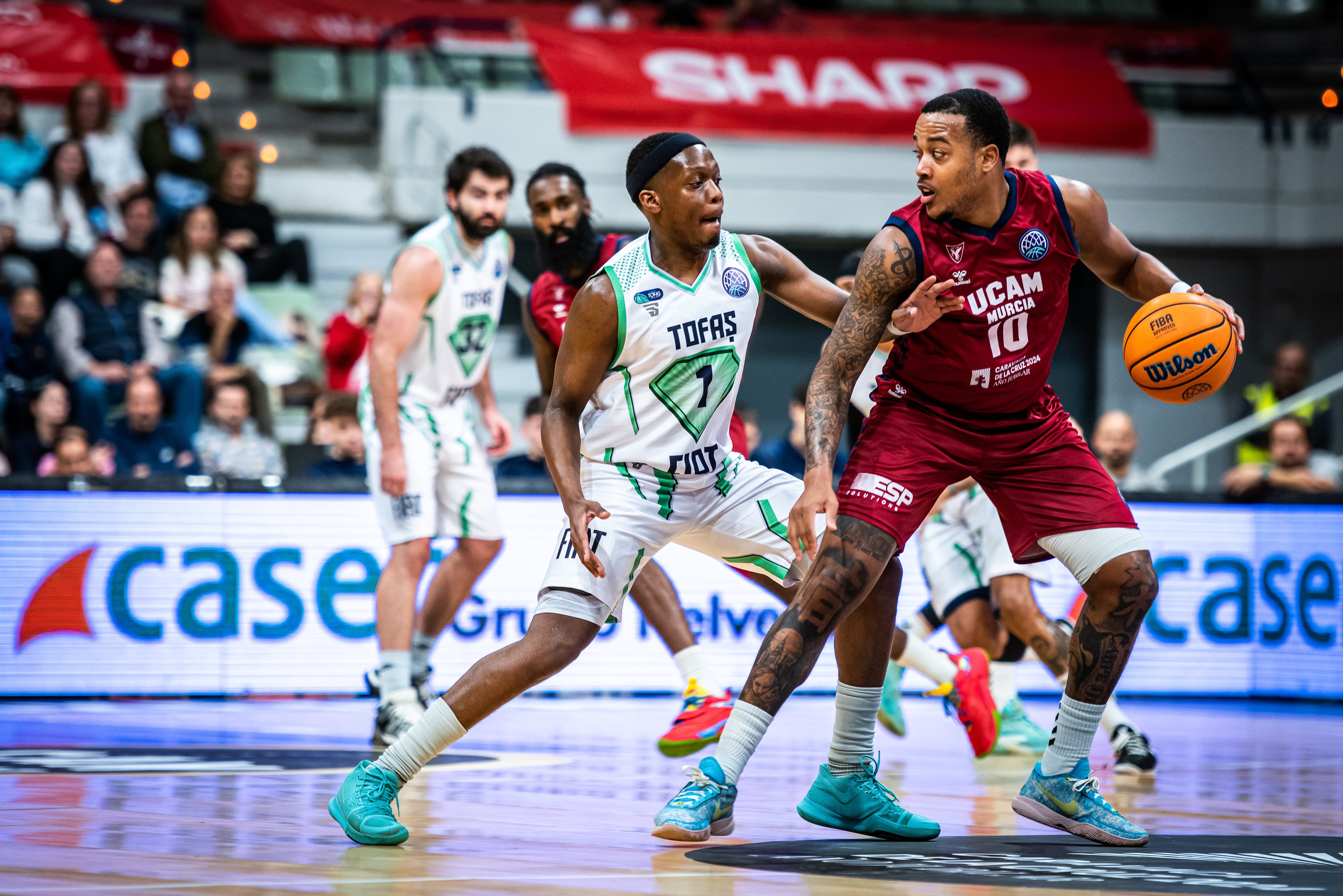 Troy Caupain mantiene la posesión en el UCAM Murcia-Tofas Bursa de la Basketball Champions League