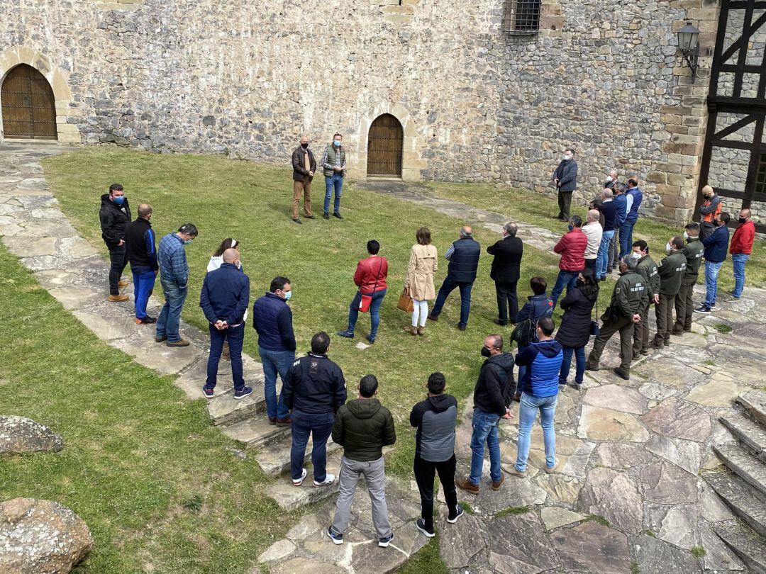 El Consejero De Desarrollo Rural, Ganadería, Pesca, Alimentación Y Medio Ambiente, Guillermo Blanco, Acompañado Por Agentes Del Medio Natural, Se Reúne Con Alcaldes Y Ganaderos De La Comarca Forestal De Campoo