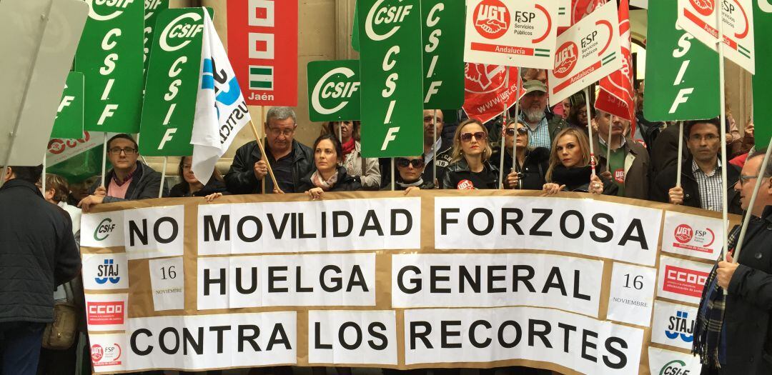 Funcionarios a las puertas de la Audiencia Provincial