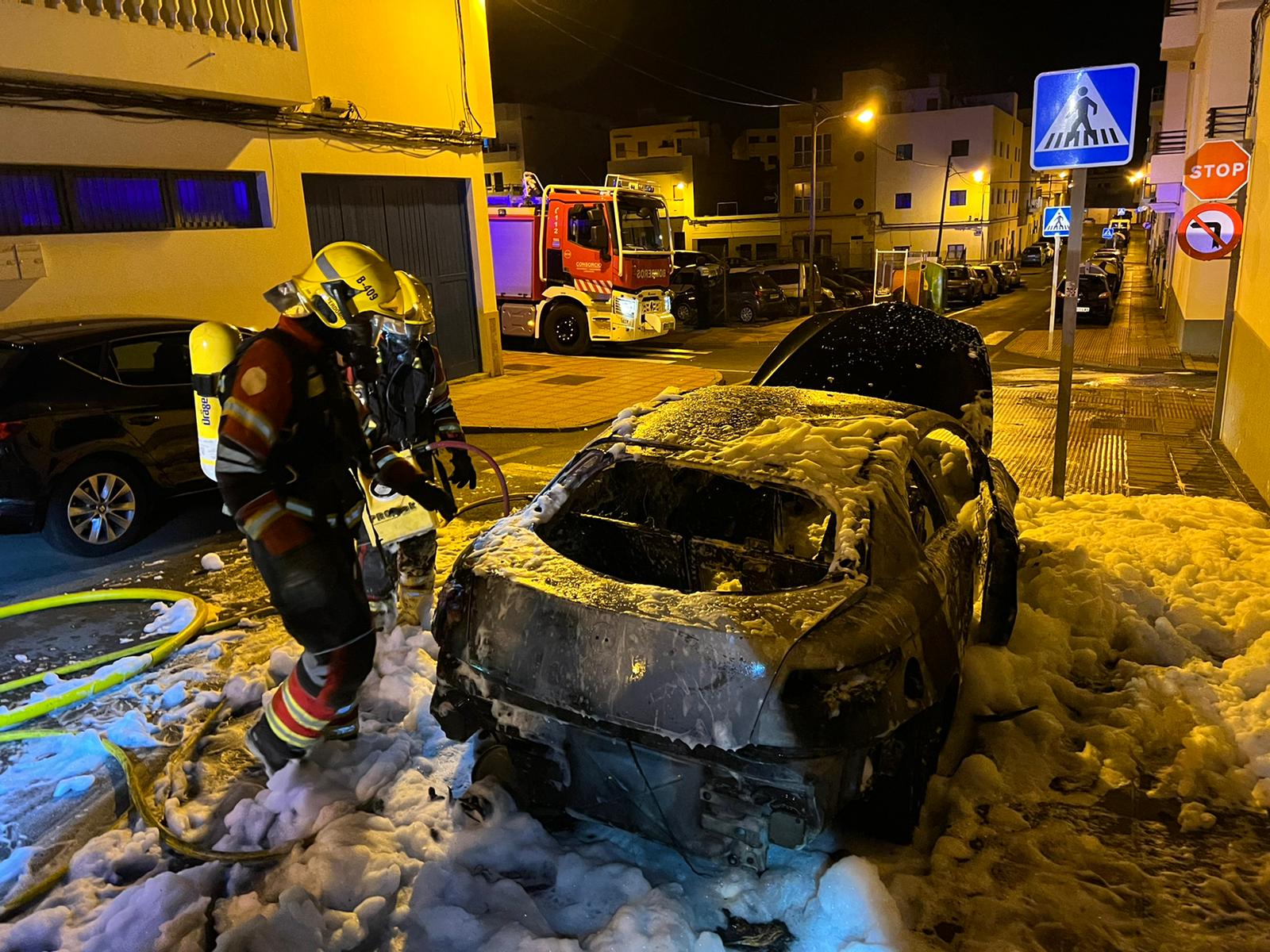 El vehículo incendiado en la calle Agusto Lorenzo de Arrecife.