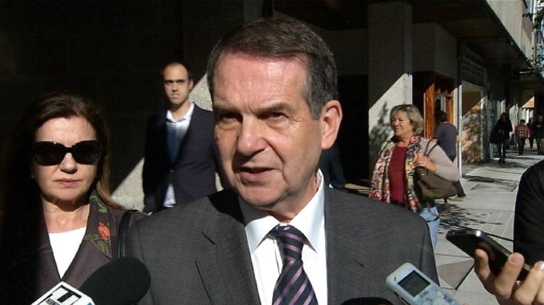 Abel Caballero atendiendo a los medios de comunicación.