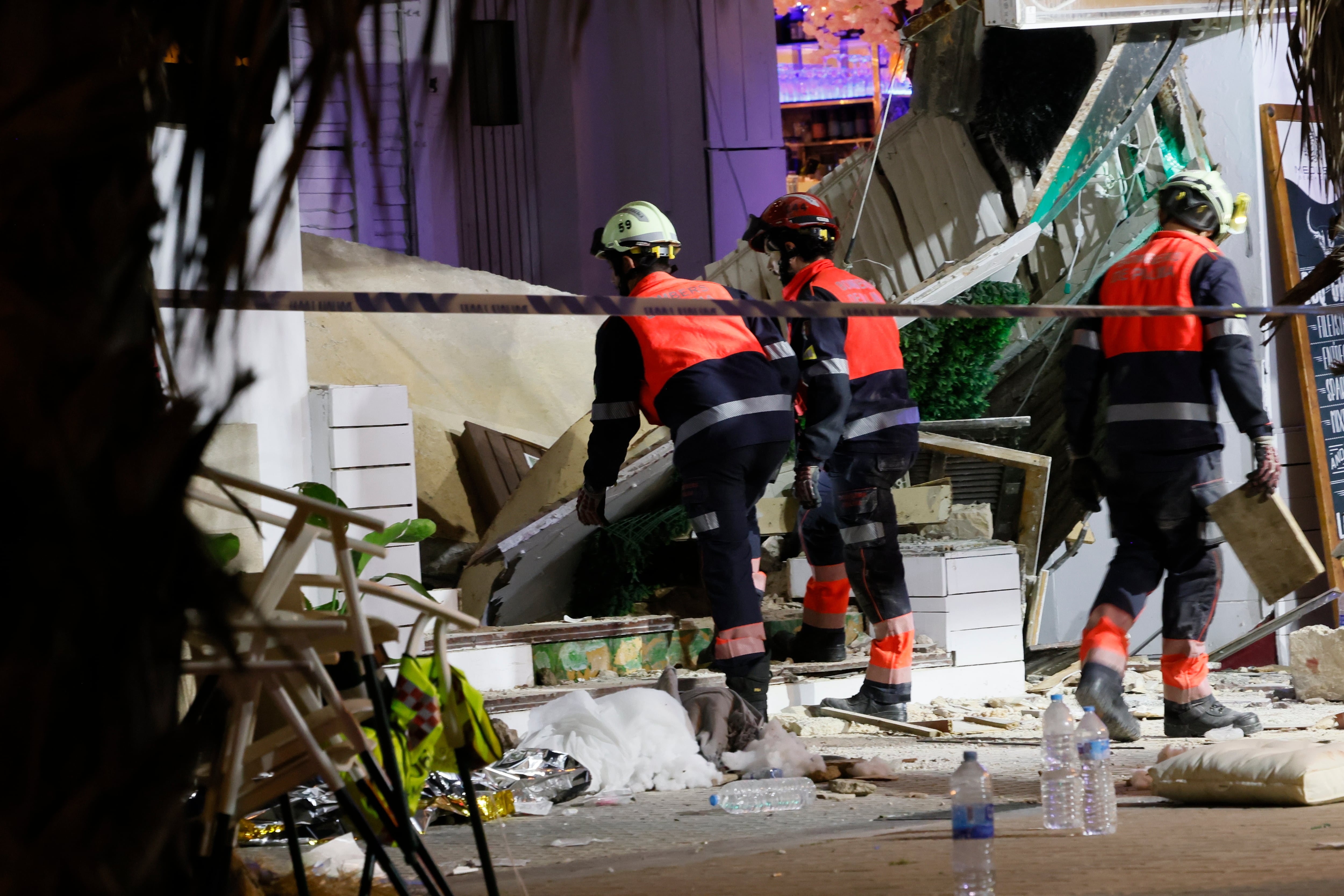 Cuatro personas han fallecido y al menos 27 han resultado heridas al desplomarse en la Playa de Palma (isla de Mallorca) el restaurante &#039;Medusa Beach Club&#039;. EFE/Cati Cladera