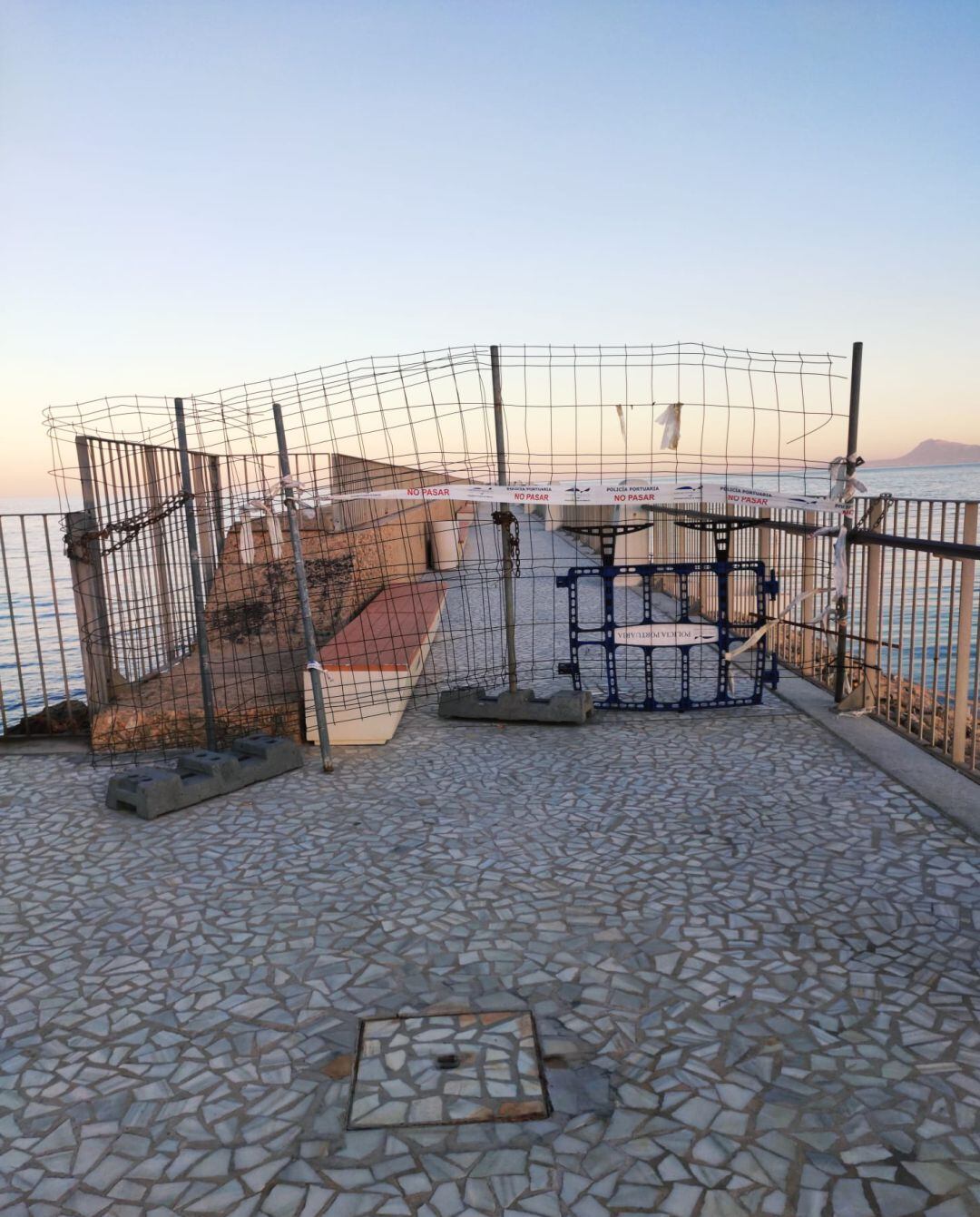 Paseo del espigón norte del puerto de Gandia cerrado
