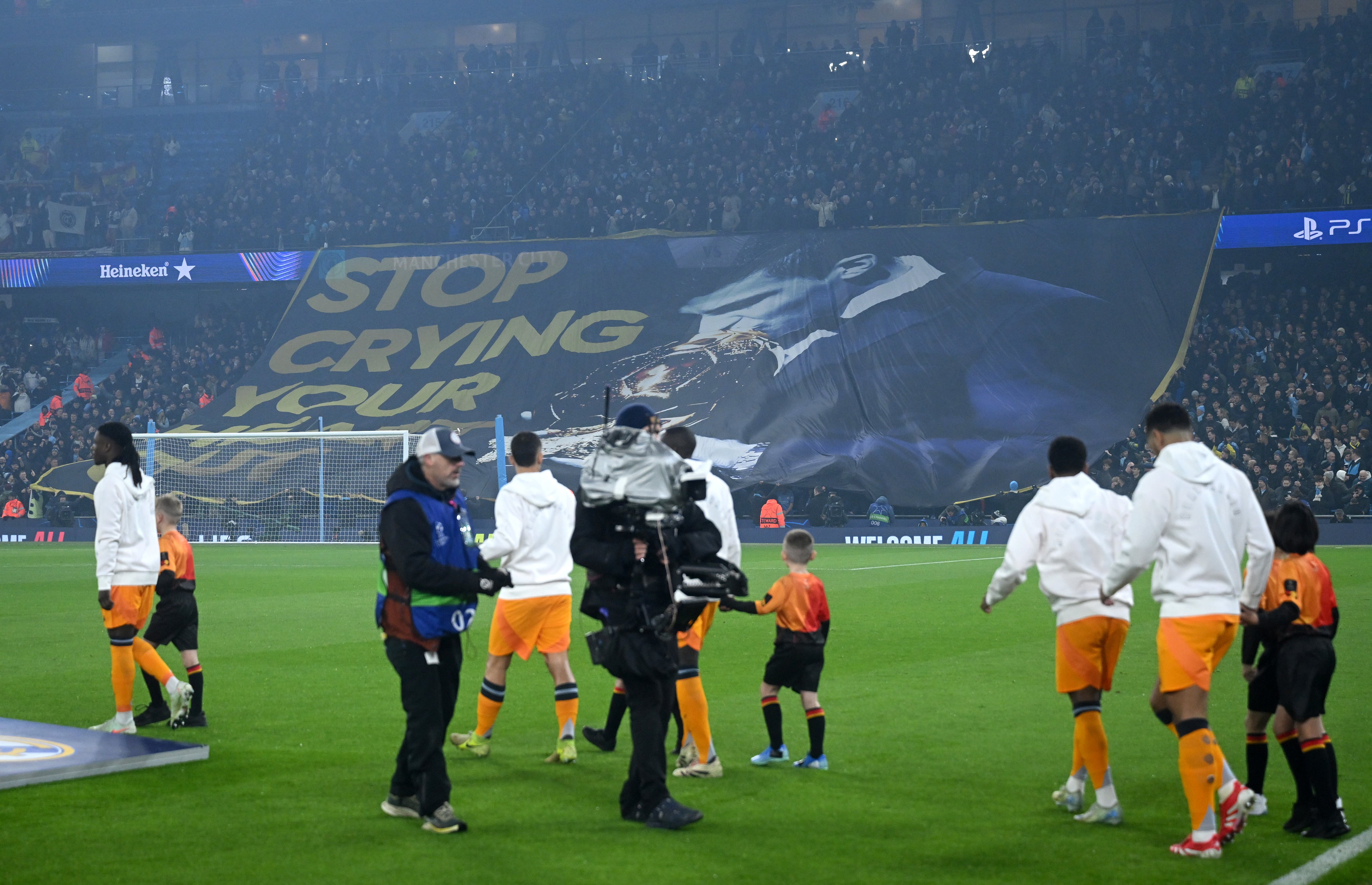 La afición del Manchester City recibe al Real Madrid con el tifo &#039;Stop crying your heart out&#039;