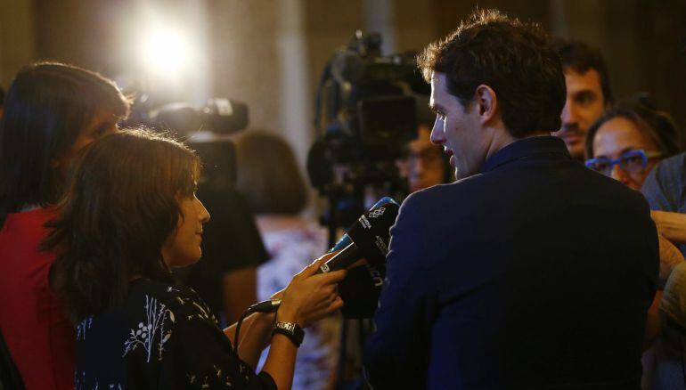 El presidente de Ciudadanos, Albert Rivera, atiende a los medios en los pasillos del Parlament