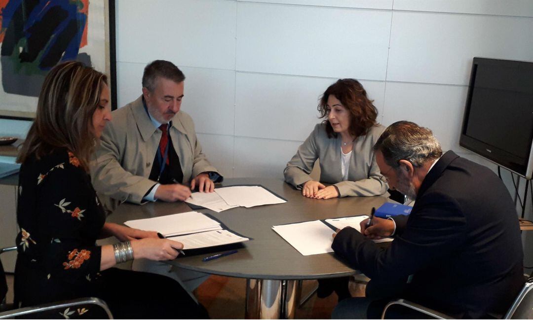 La consejera firma el convenio con los presidentes de ambos colegios