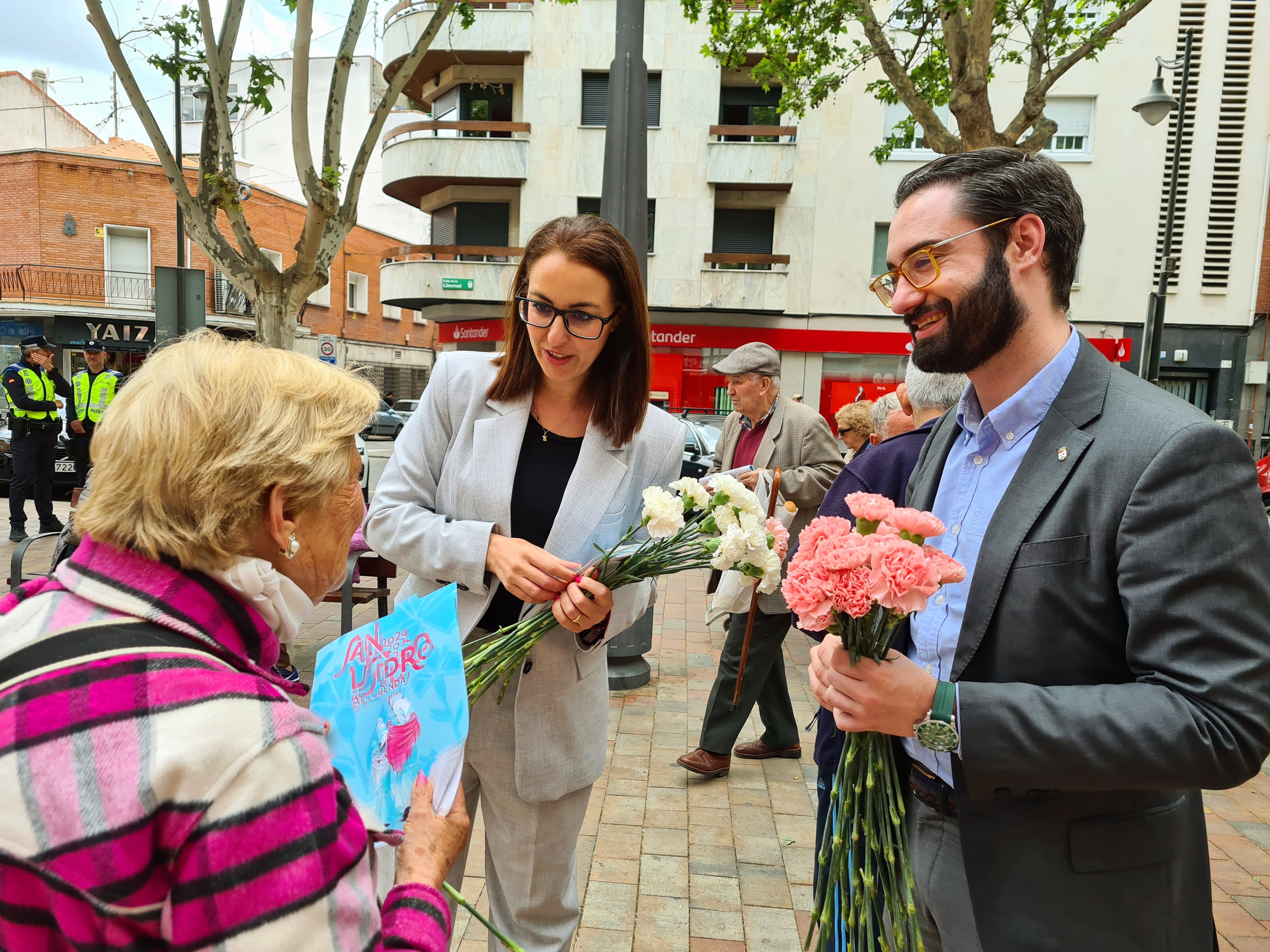 Los concejales del Partido Popular de Alcobendas entregan cláveles