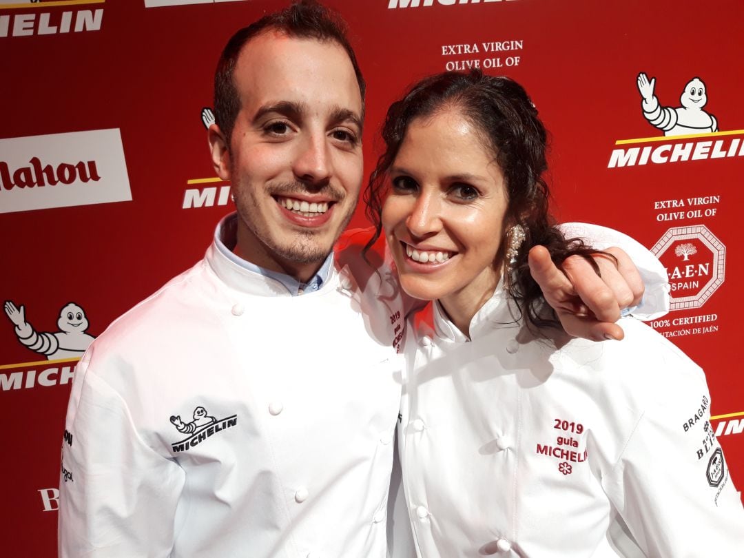 Iñaki Murúa y Carolina Sánchez, chefs de Íkaro, tras la presentación de la Guía Michelin en Lisboa, la semana pasada.