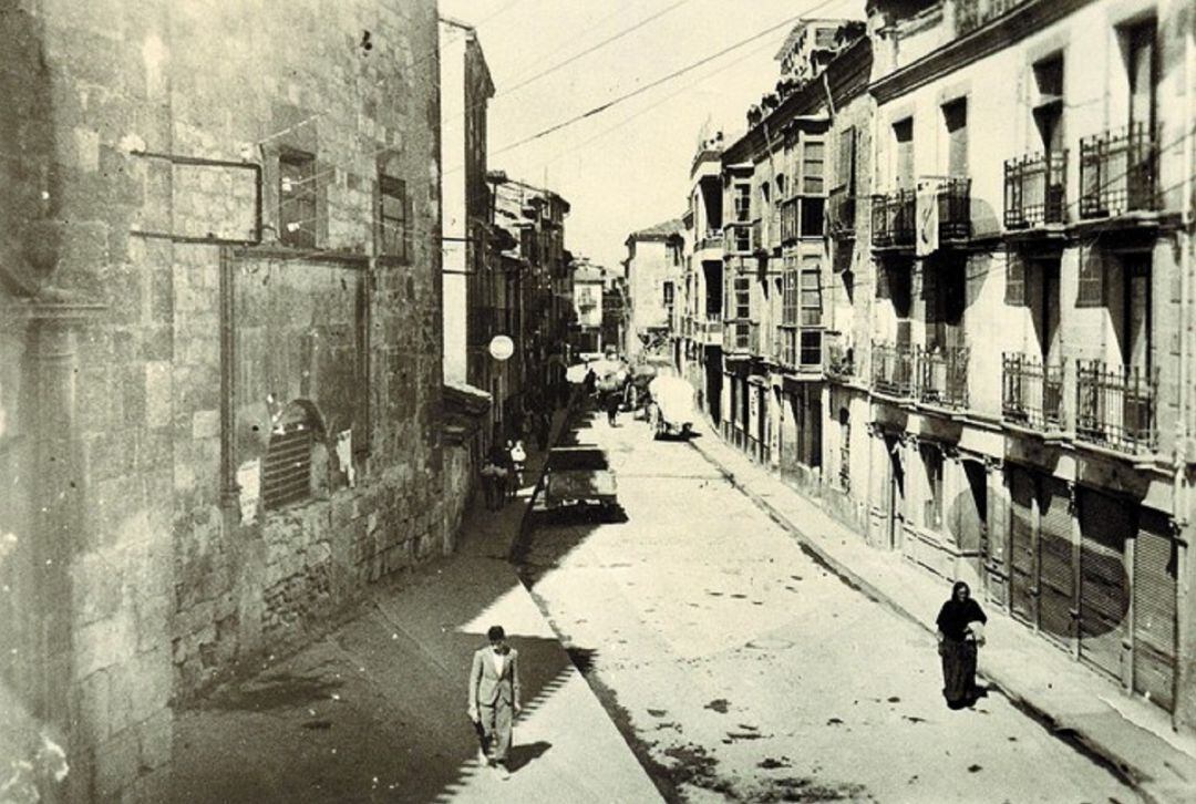 Foto de la Calle Isilla. A la izquierda puede visualizarse parte del monasterio