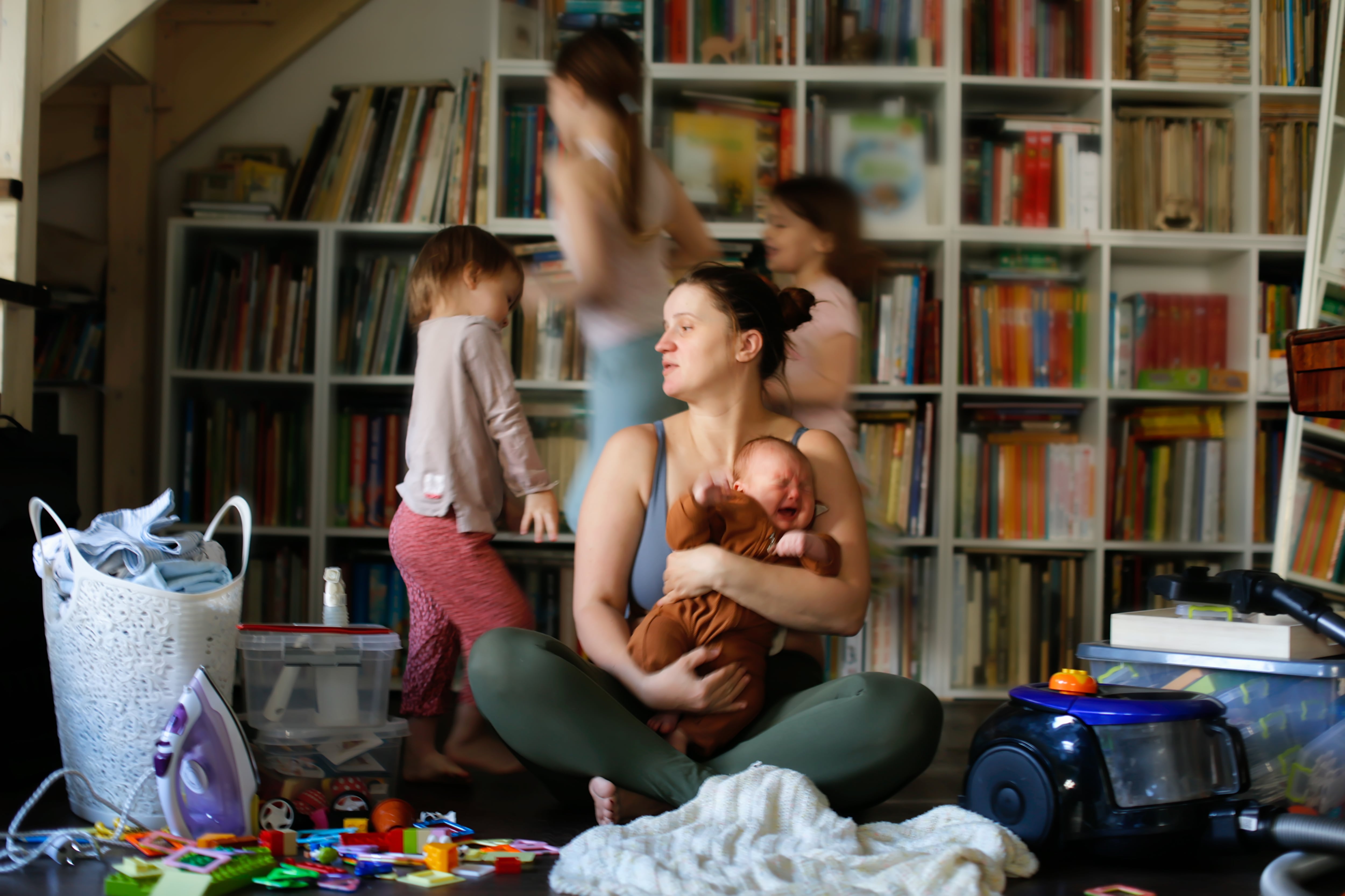 Una mujer al cargo de sus hijos en casa en una imagen de archivo.