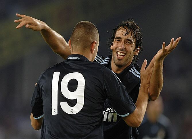 Benzema celebra su gol con el capitán Raúl