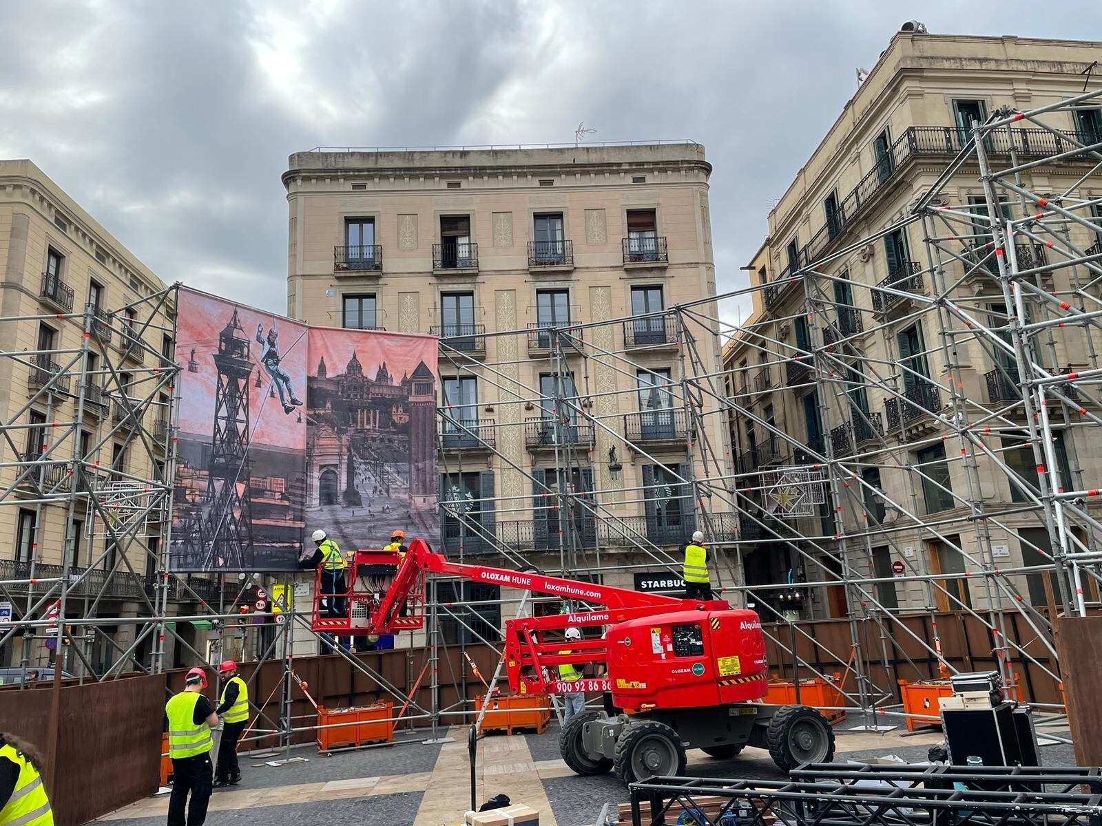 Instal·lacions del pessebre a la plaça Sant Jaume