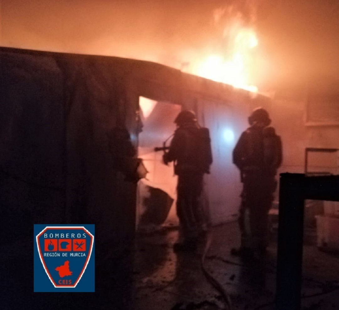 Un incendio arrasa una nave en Lorca