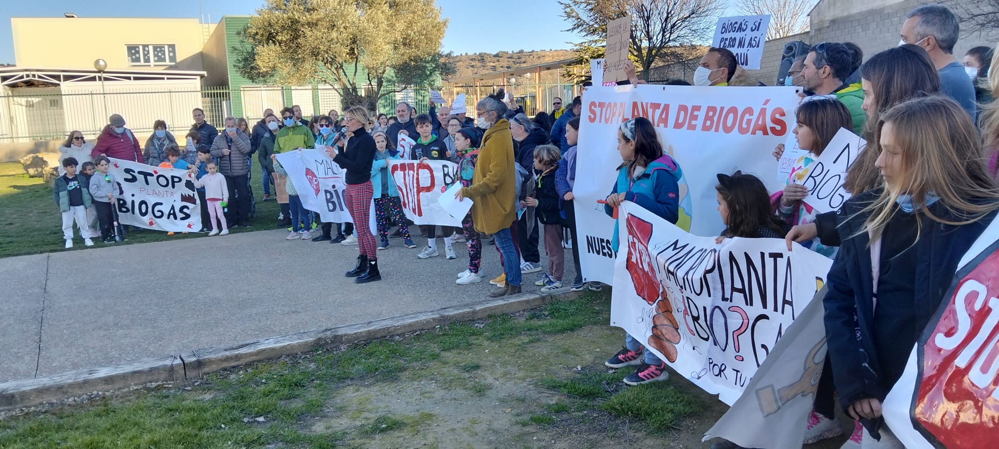 Protesta llevada a cabo a las puertas del colegio de Tierz
