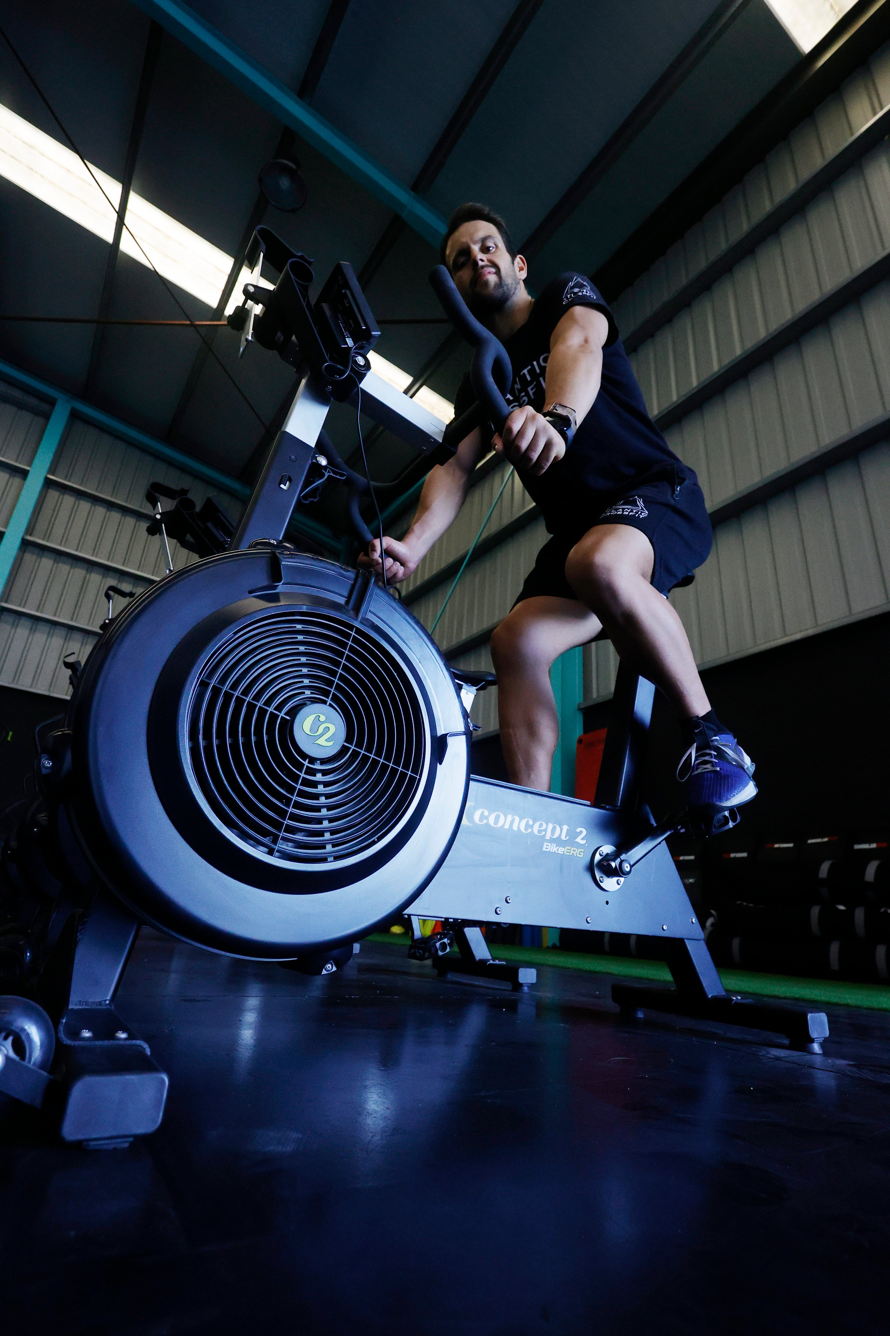 Concebido como el sistema de entrenamiento más completo al compartir ejercicios de varias disciplinas, el CrossFit vive su particular edad de oro con la apertura de nuevos centros como ocurre en la comarca de Ferrolterra; en la imagen, Javi Roselló en su gimnasio, instalado en el polígono de Río do Pozo de Narón. Foto: Kiko Delgado / EFE.