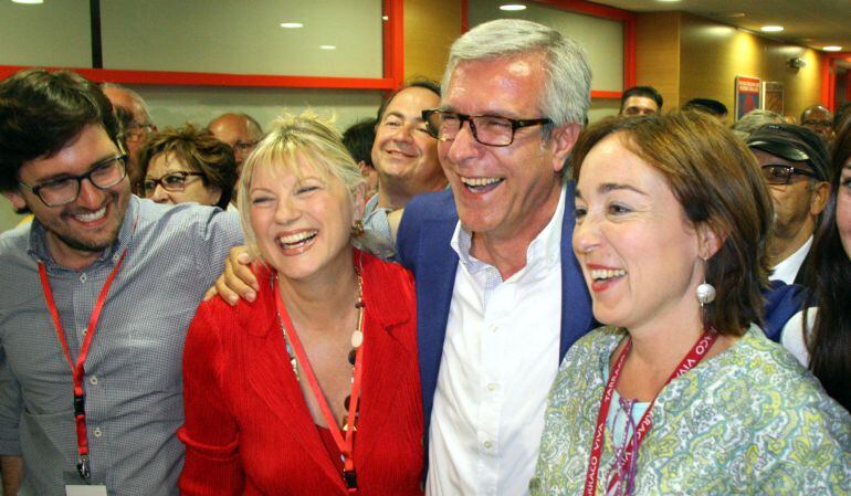 Ballesteros flanquejat pels membres dels primers llocs de la llista.