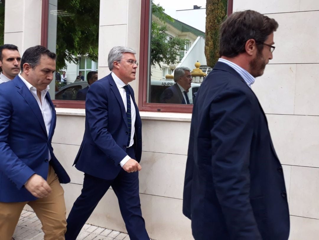 José Enrique Fernández de Moya (en el centro de la foto) llegando a una de las vistas del Caso Matinsreg en los juzgados de Jaén capital