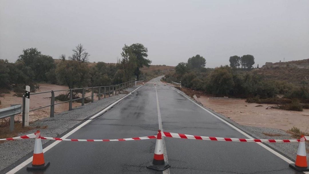 La avenida del río Baza, habitualmente seco, ha provocado daños en el puente de la carretera A-4200 Baza-Benamaurel que permanece cortada