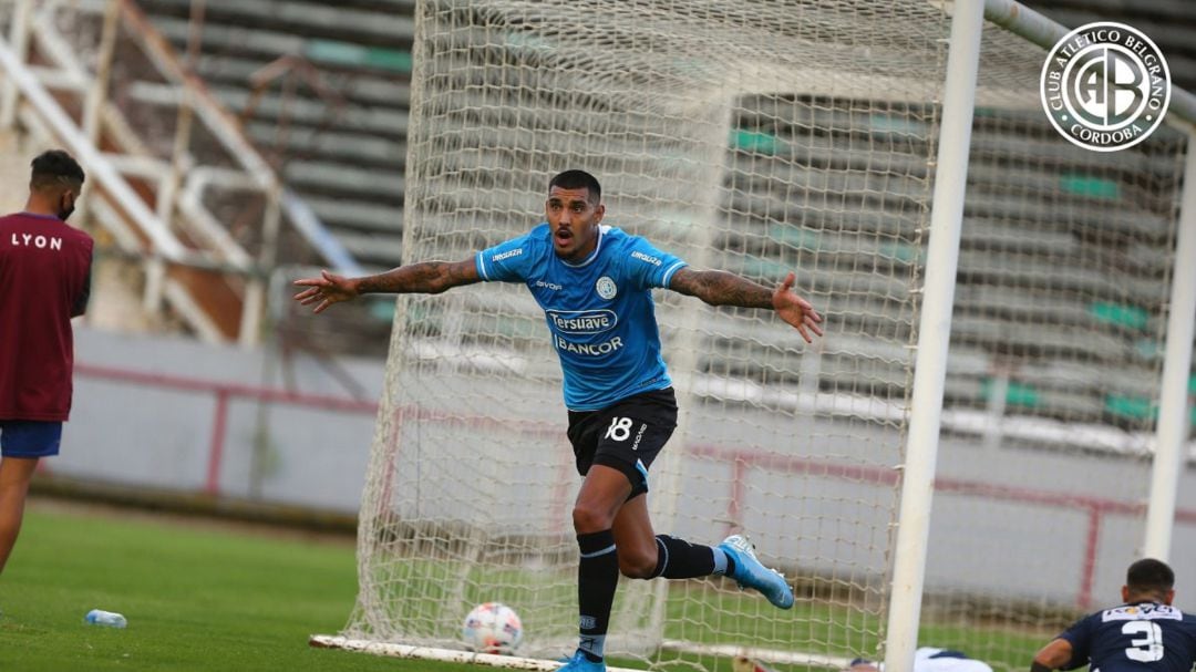 El ex racinguista Adrián Balboa celebra su gol con Belgrano