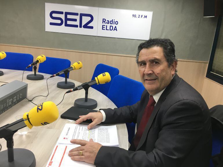 Navalón en una visita a Radio Elda Cadena SER